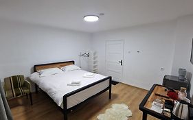 Dreamplace Airport & Therme Premium Studio A Free Parking